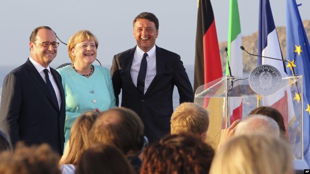 ARSIP - PM Italia Matteo Renzi (kanan), Presiden Perancis Francois Hollande (kiri), dan Kanselir Jerman Angela Merkel berdiri di dek kapal induk Itlia Garibaldi di lepas pantai pulau Ventotene (22/8/2016). (foto: AP Photo/Roberta Basile)