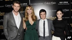 Para pemeran film 'The Hunger Games', dari kiri: Liam Hemsworth, Jennifer Lawrence, Josh Hutcherson dan Isabelle Fuhrman di New York.
