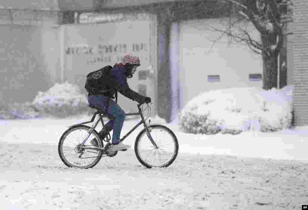 Anh chàng giao văn thư trong thành phố Indianapolis, tiểu bang Indiana, 2612/ 2012. (AP Photo/Darron Cummings)