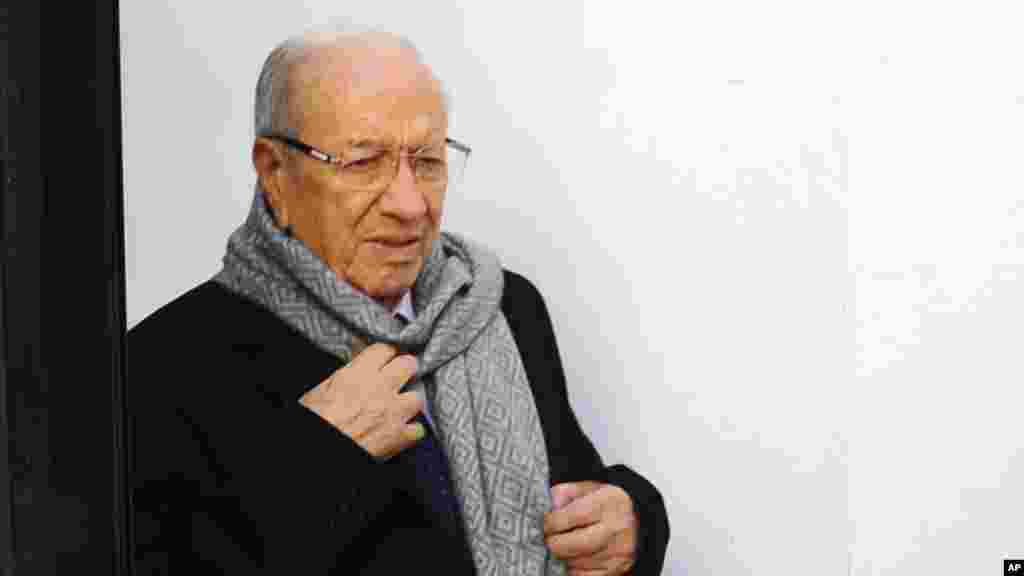 Dan takarar shugaban kasa Baji Caid Essebsi yana jefa tashi kuri&#39;ar, Disamba 21, 2014.