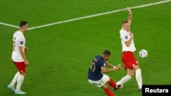 Kylian Mbappe akipachika goli la 3 la Ufaransa kuishinda Poland katika Kombe la Dunia Qatar
