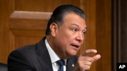 El senador Alex Padilla, demócrata de California, habla durante una audiencia de la Comisión de Asuntos Jurídicos del Senado en el Capitolio, el martes 10 de diciembre de 2024, en Washington. (AP foto/Mark Schiefelbein).