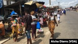 Au marché de la Sicogie un quartier de la commune de Yopougon, Abidjan, le 21 avril 2020. (VOA/Aicha Diarra)