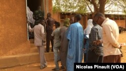 File d'attente devant l'école Yantala Haut CEG 6 de Niamey. (VOA/Nicolas Pinault)