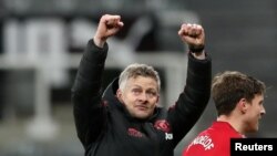 Ole Gunnar Solskjaer, manajer sementara Manchester United, merayakan kemenangan klubnya dalam laga Liga Premier Inggris antara Newcastle United dan Manchester United di St. James Park, Newcastle, Inggris, 2 Januari 2019. Manchester United resmi menunjuk Solskjaer sebagai manajer.