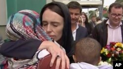 Jacinda Arden serdana nasên qurbanîyên êrîşan dike