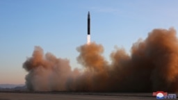 Una foto del misil lanzado el domingo 19 de marzo de 2023 por Corea del Norte divulgada por la agencia de prensa oficial KCNA.