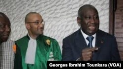 L'ex-président de la Côte d'Ivoire Laurent Gbagbo à droite et son fils Michel, au milieu, à Abidjan. (VOA/Georges Ibrahim Tounkara)