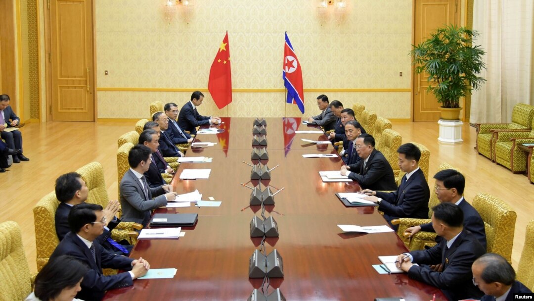 Menteri Luar Negeri China Wang Yi dan delegasi bertemu dengan Menteri Luar Negeri Korea Utara Yong Ho di Pyongyang, Korea Utara, 2 September 2019. (Foto: KCNA)