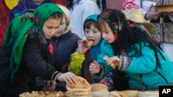 Діти у Білорусі святкують Масляну. Село Отрадноє, на південь від Мінська. Фото: AP Photo/Sergei Grits 