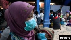 14일 인도네시아 자바 섬에서 화산이 폭발한 가운데 인근 마을 주민들이 긴급 대피하고 있다.