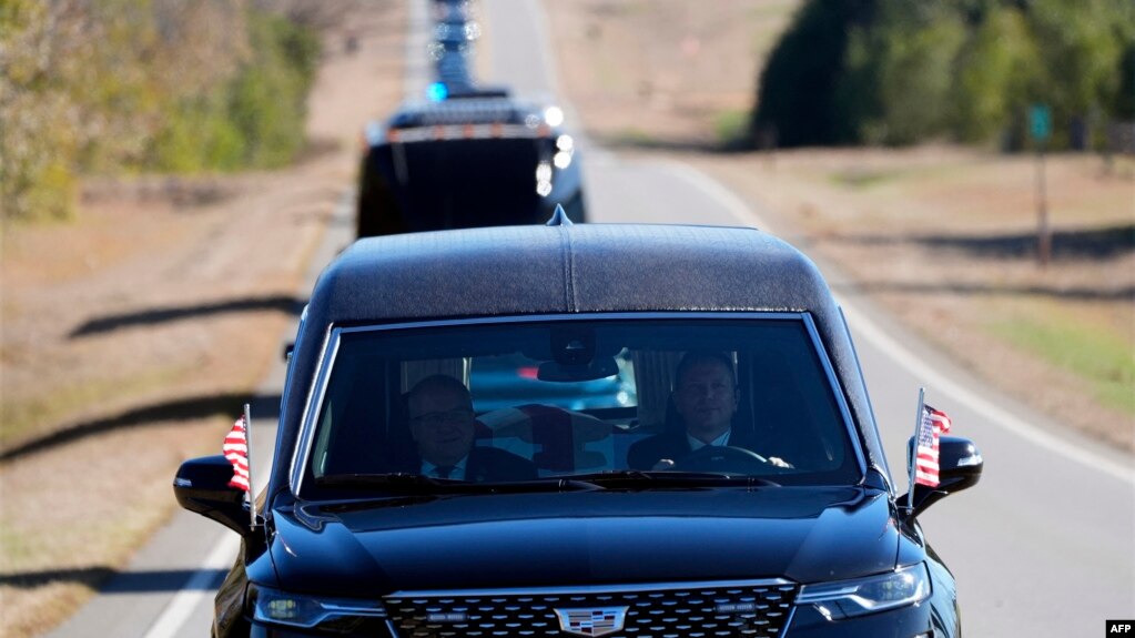Makina e funeralit me trupin e ish-Presidentit Jimmy Carter duke udhëtuar në Xhorxhia (4 janar 2025)