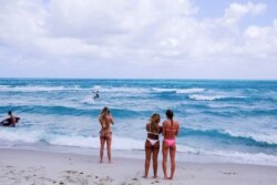 Miles de estadounidenses utilizan el fin de semana largo de la celebración del día del trabajo para visitar las playas, pero las autoridades temen que esto cause un rebrote de casos de COVID al no tomar las medidas de protección pertinentes.