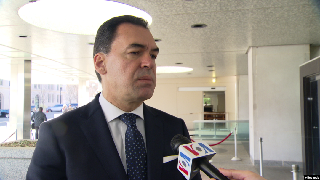 Potpredsjednik crnogorske vlade Zoran Pažin govori za Glas Amerike posle susreta sa vršiocem dužnosti pomoćnika američkog državnog sekretara Filipom Rikerom u Stejt departmentu, 4. marta 2020. (Foto: VOA)