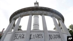 „Црните животи значат“, напишано со авто-спреј на споменикот на поранешниот претседател на Конфедерацијата, Џеферсон Дејвис, во Ричмонд, сојузната држава Вирџинија