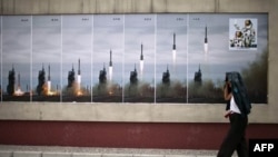 Hình ảnh phi vụ phóng tàu vũ trụ Thần Châu-6 được trưng bày tại một cuộc triển lãm ở Bắc Kinh