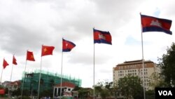 FILE - Cambodia's and Vietnam's flags fly in Phnom Penh, June 14, 2016. (Hean Socheata/VOA Khmer)