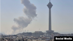 이란 도시에 공습으로 인한 연기가 오르고 있다.