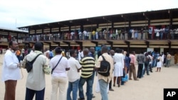 Des électeurs font la queue pour voter pour le président devant un bureau de vote à Libreville, Gabon, 30 août 2009. (AP Photo / Joel Bouopda Tatou)