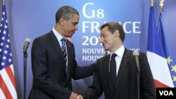 Presiden AS, Barack Obama bersalaman dengan Presiden Perancis Nicolas Sarkozy pada KTT G8 di Deauville (27/5).