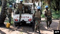 Des soldats de la Mission de stabilisation de l'Organisation des Nations Unies en République Démocratique du Congo (MONUSCO) dans un village du district de Kamonia, dans le Kasaï, RDC, 24 octobre 2017.