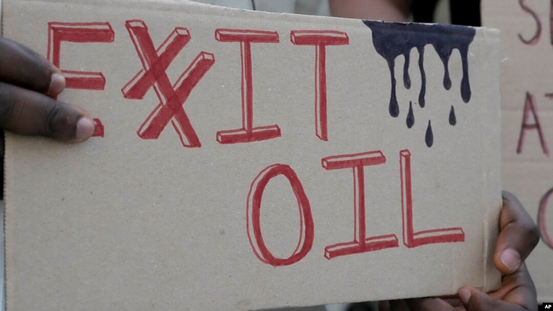 Una persona exhibe un cartel que demanda la salida de las empresas petroleras de la cumbre climática de la ONU COP28 en Dubái, el 4 de diciembre de 2023.
