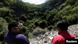 Warga melihat tempat pembuangan sampah tempat ditemukannya mayat di luar kota Cocula dekat Iguala, negara bagian Guerrero, Meksiko. (Foto: Dok)