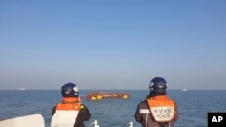 한국 해경이 5일 전날 밤 전남 신안군 인근 해상에서 침몰한 어선의 실종자 수색 작업을 하고 있다. (AP)