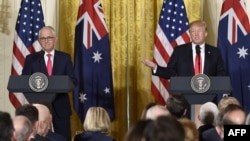 Presiden AS, Donald Trump, berbicara dalam konferensi pers bersama dengan PM Australia, Malcolm Turnbull, di Ruang Timur Gedung Putih di Washington, DC, 23 Februari 2018 (foto: AFP Photo/Saul Loeb)