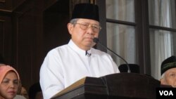 Mantan Presiden Susilo Bambang Yudhoyono dalam jumpa pers di kediamannya di Cikeas (VOA/Fathiyah Wardah).