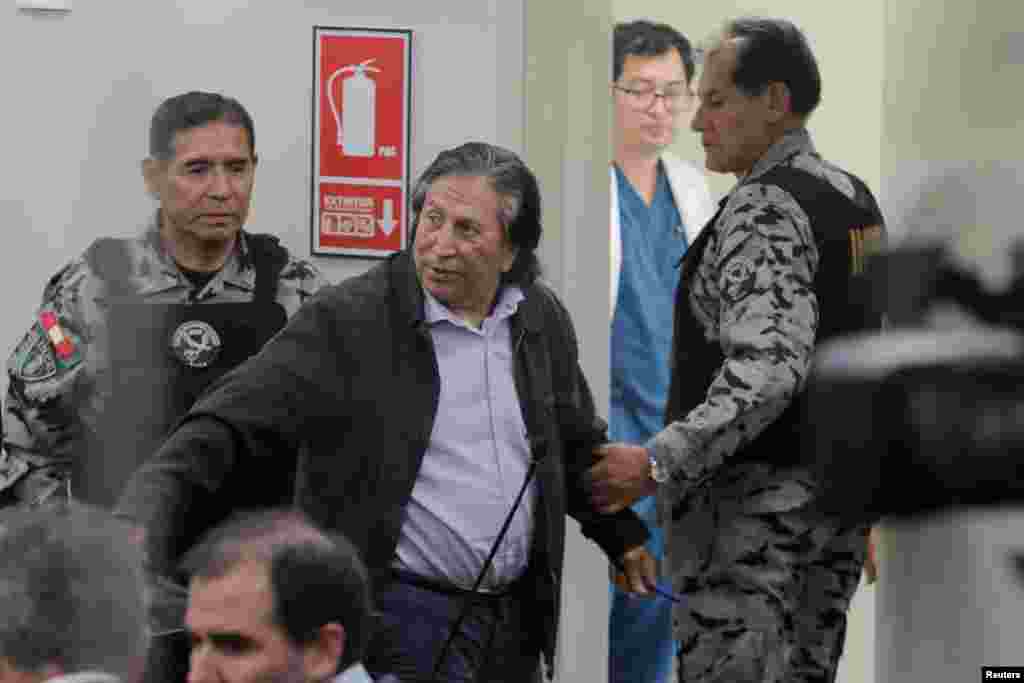 Police officers escort Peru's former President Alejandro Toledo during a break before sentencing during his trial on charges of corruption related to the Brazilian company Odebrecht, in Lima, Oct. 21, 2024.