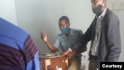 UMnu Mqondisi Moyo umkhokheli webandla leMthwakazi Republic Party ekhuluma lamapholisa kas ebophe amalunga ebandla lakhe.