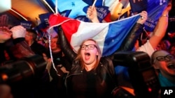 Pristalice kandidatkinje ekstremne desnice, Mari le Pen, slave nakon objavljivanja prvih postizbornih anketa, 23. april 2017. (AP Photo/Frank Augstein)