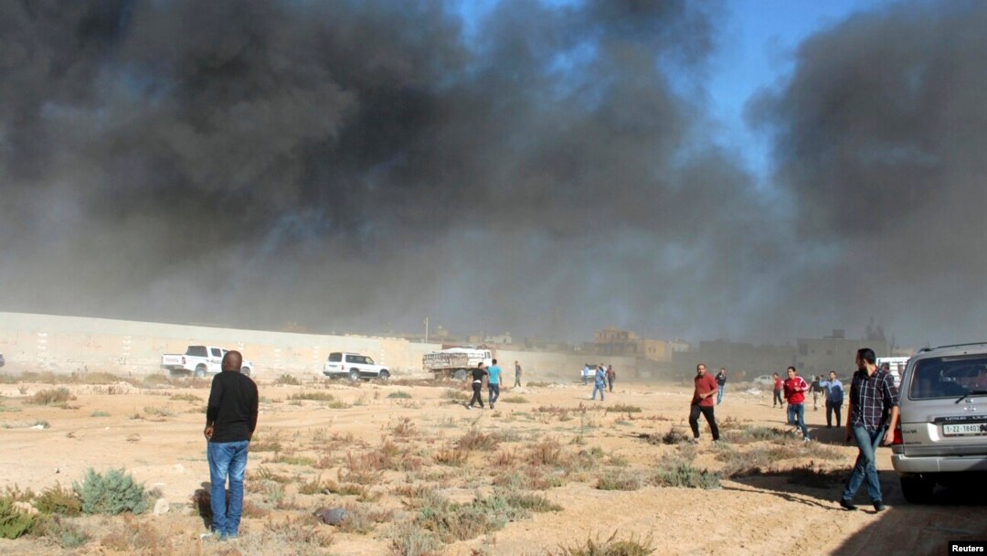 Hiện trường một vụ không kích tại Zawura, tây Triploi, Libya, ngày 2/12/2014.