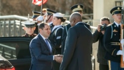 Menteri Pertahanan AS Lloyd Austin (kanan) menyambut Menteri Pertahanan Armenia Suren Papikyan di Pentagon, Washington, pada 5 Desember 2024. (Foto: AP/Kevin Wolf)