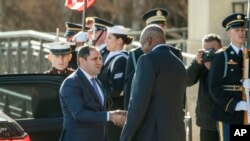 Menteri Pertahanan AS Lloyd Austin (kanan) menyambut Menteri Pertahanan Armenia Suren Papikyan di Pentagon, Washington, pada 5 Desember 2024. (Foto: AP/Kevin Wolf)