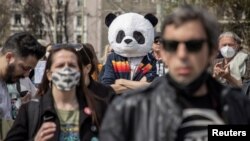 塞尔维亚民众在贝尔格莱德的议会大厦前抗议政府对投资公司污染河流土地和空气的行为不作为。（2021年4月10日）