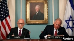 Israeli Acting National Security Advisor Jacob Nagel (L) and U.S. Undersecretary of State Tom Shannon are seen signing a new ten-year pact on security assistance between the two nations at the State Department in Washington, Sept. 14, 2016. 