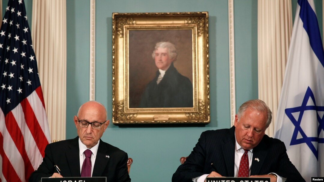 Pejabat Departemen Luar Negerti Amerika Serikat, Tom Shannon (kanan) dan penjabat penasehat Dinas Keamanan Nasional Israel, Jacob Nagel menandatangani kesepakatan bantuan militer 10 tahun antara kedua negara di Washington, 14 September 2016 (REUTERS/Gary Cameron)