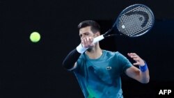 Djokovic na treningu u Melburnu (Foto: DAVID GRAY / AFP)