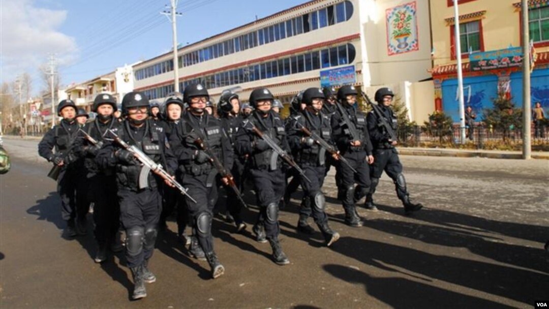 Tiongkok mengerahkan ribuan polisi untuk mencegah kerusuhan dan protes yang meluas di Tibet.