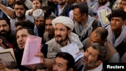 افغانان د پاسپورت ریاست مخې ته 