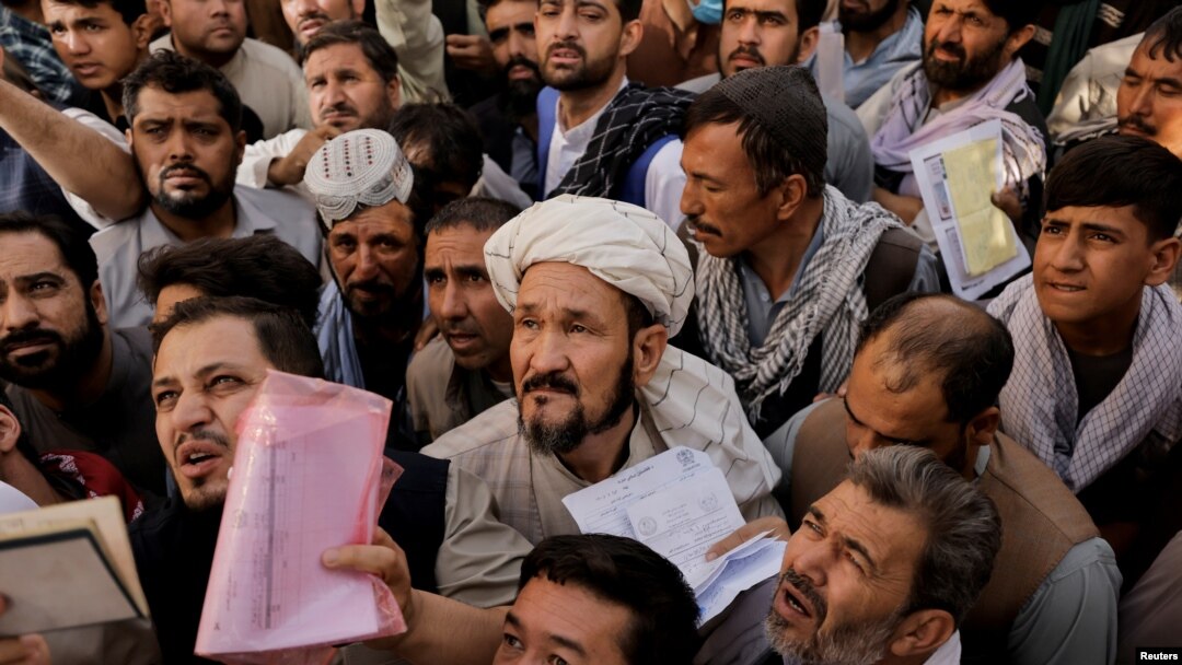 بدھ کو پاسپورٹ دفتر کے سامنے لوگوں کا رش۔