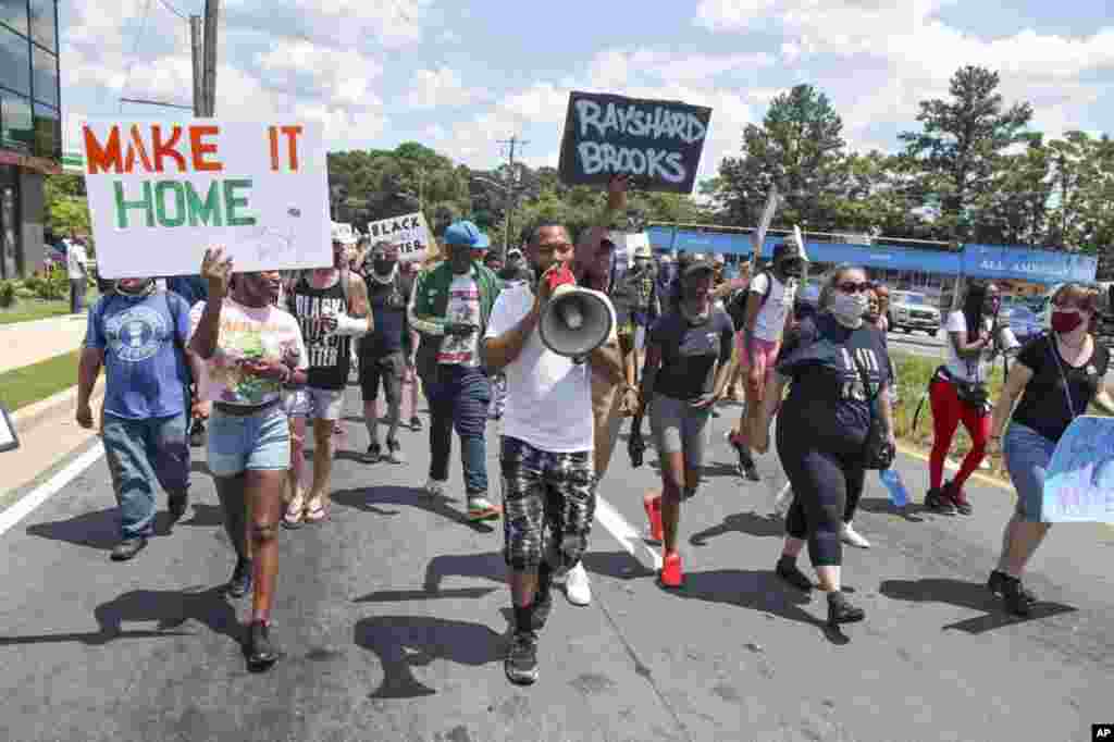 Waandamanaji wakusanyika katika mtaa wa University ulioko karibu na Mgahawa wa Wendy, Jumamosi, Juni 13, 2020 mjini Atlanta. Utawala wa Georgia ulisema Jumamosi mtu mmoja alipigwa risasi na kuuawa katika purukushani iliyotokea kati yake na polisi wa Atlanta usiku mwingi nje ya mgahawa wa Wendy. (Steve Schaefer/ Atlanta Journal -Constitution via AP)