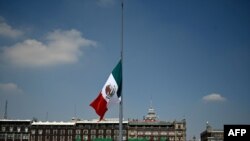 Vista de la bandera mexicana a media asta por las más de 60.000 muertes en el país por el COVID-19, en la plaza Zócalo de la Ciudad de México, el 2 de septiembre de 2020.