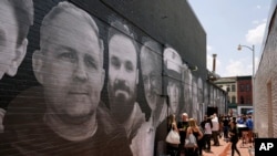 Un mural representa a rehenes estadounidenses y detenidos de manera injusta en el extranjero, en una imagen del 20 de julio de 2022, en el barrio de Georgetown en Washington. El 9 de marzo de 2024 marca el primer Día del Rehén y el Detenido Injusto en Estados Unidos.