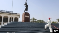 Désinfection de la zone devant le Palais du Peuple, une salle de cérémonie publique, à Djibouti, le 14 mai 2020. 