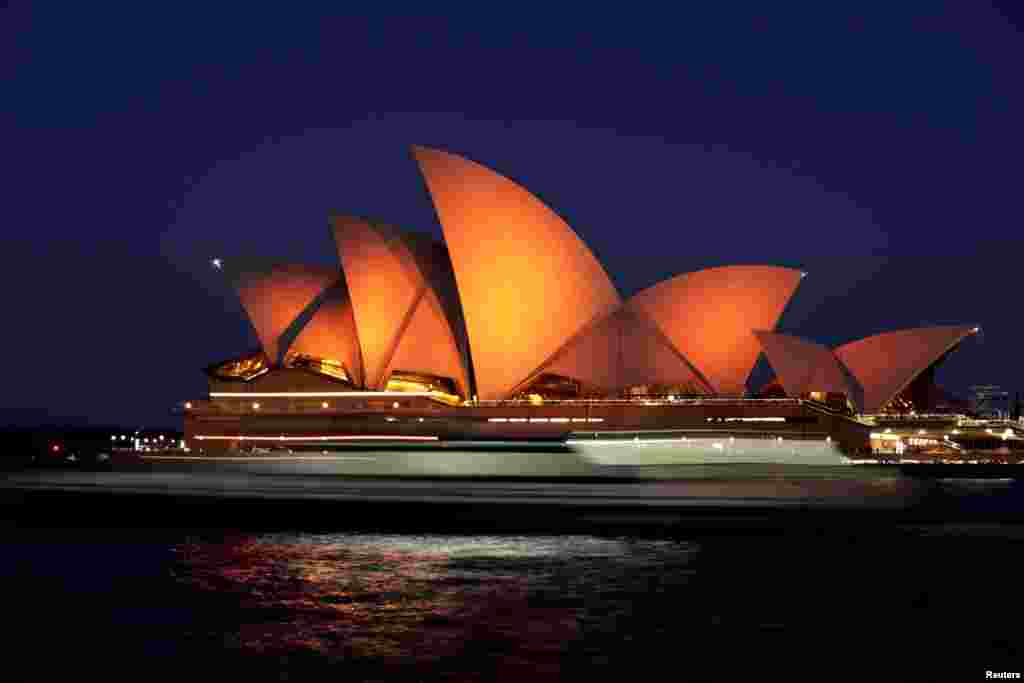 به مناسبت دیدار ویلم - الکساندر، پادشاه هلند و ماکسیما همسرش، رنگ تالار اپرای سیدنی در استرالیا به نارنجی عوض شد.
