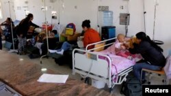 Archivo - Una madre alimenta a su hijo en el Hosptial JM de los Ríos en Caracas, Venezuela, el 22 de febrero de 2017.