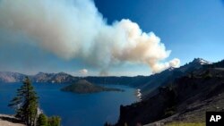 Humareda en el lago Crater de Oregón, área que ha sido consumida parcialmente por un incendio forestal.